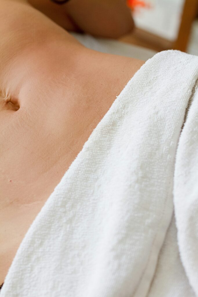 Ventre avec serviette blanche